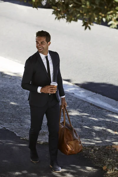 Boldog üzletember, séta a táska — Stock Fotó
