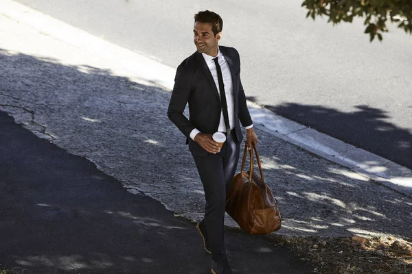Hombre de negocios en traje con bolsa — Foto de Stock