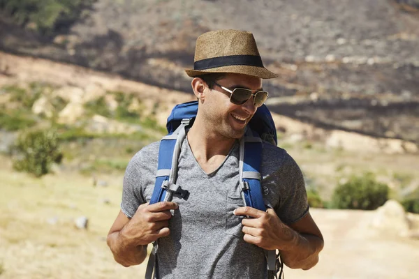 Guapo sonriente excursionista en sombrero — Foto de Stock