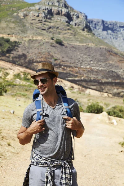 Leende hiker i nyanser och hatt — Stockfoto
