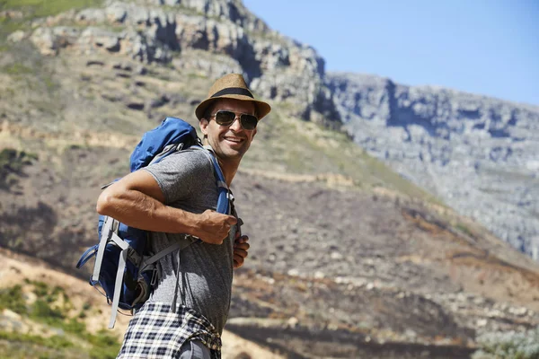 Glückliche Wanderer mit Hut und Sonnenbrille — Stockfoto