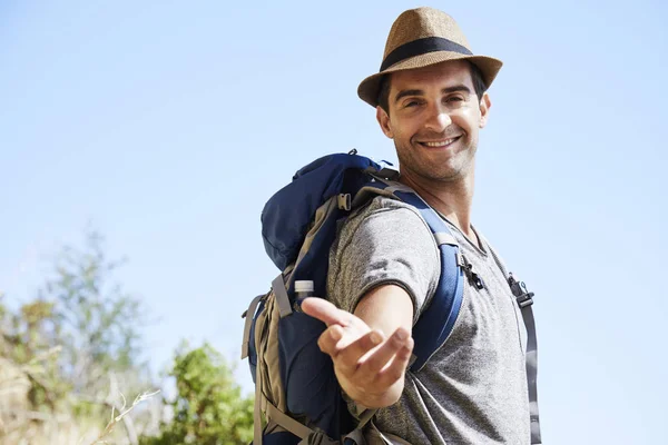 Helpful hiker offering a hand — Stock Photo, Image