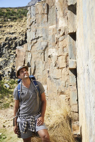 Πεζοπόρος άντρας κοιτώντας ψηλά στο βράχο — Φωτογραφία Αρχείου