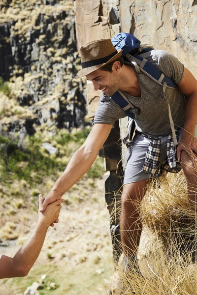 Usmíval se turista půjčování ruku — Stock fotografie