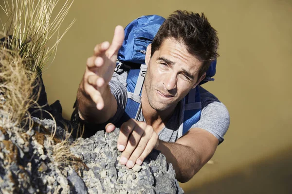 Hiker reaching up for assistance — Stock Photo, Image