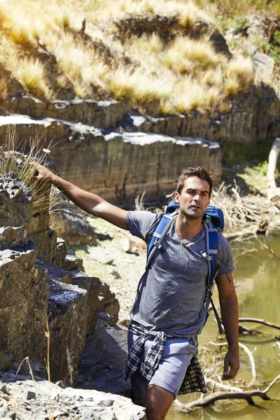 Seriös vandrare står vid sjön — Stockfoto