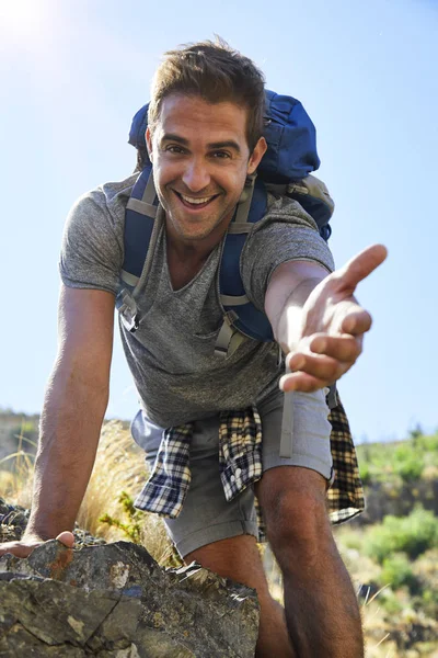 Excursionista que ofrece una mano — Foto de Stock