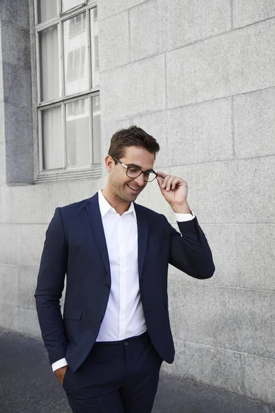 Üzletember, szemüveg és ruha — Stock Fotó