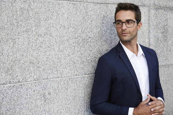 işadamı takım elbise ve gözlük