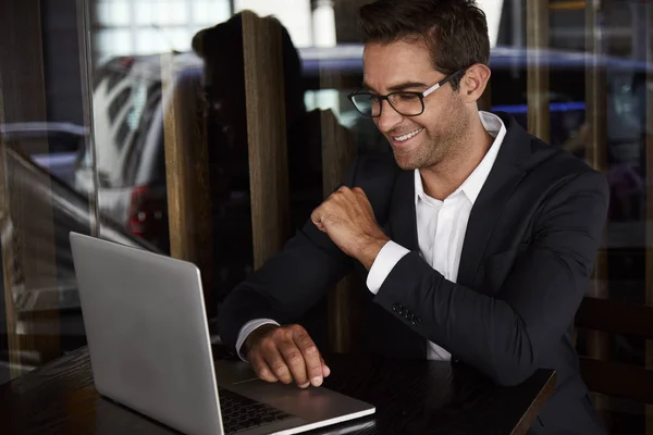 Businessman smiling and using laptop — Stock Photo, Image