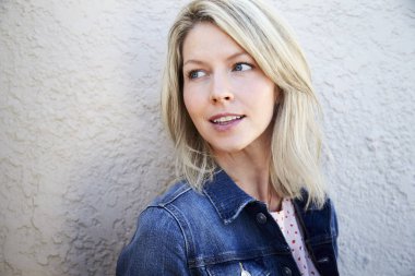 Kadın arkasını kolluyor