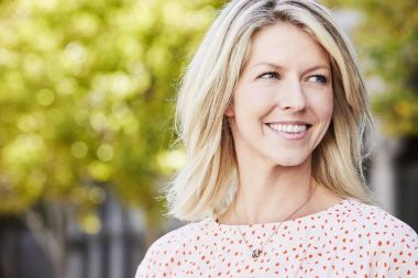 Sarışın ve güzel bir kadın gülümseyerek