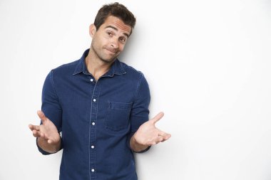 Studio shrugging yakışıklı adam