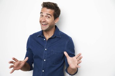Mavi gömlekli heyecanlı adam 