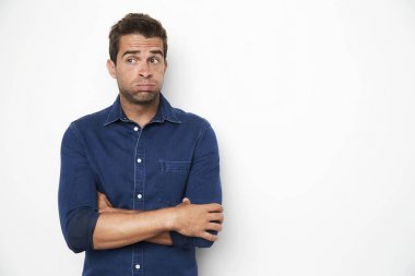 Mavi tişörtlü endişeli adam 