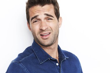 Tahriş olmuş adam mavi kot gömlek