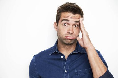 Mavi tişörtlü kâfir adam