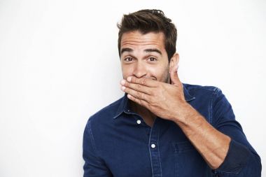 Yakışıklı adam boğucu kıkırdıyor