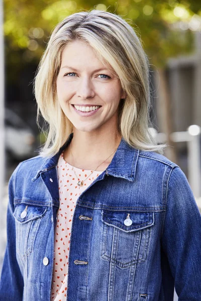 Beautiful woman smiling to camera — Stock Photo, Image