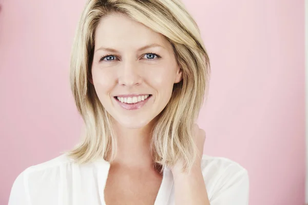 Mulher loira bonita sorrindo — Fotografia de Stock