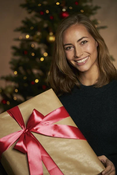 Mujer con regalo de Navidad —  Fotos de Stock