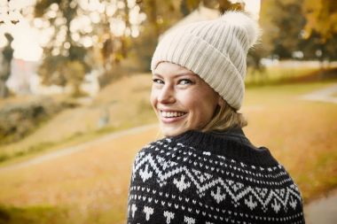 Yünlü şapkalı kadın 