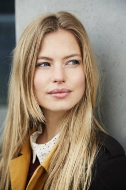 Güzel sarışın kadın.