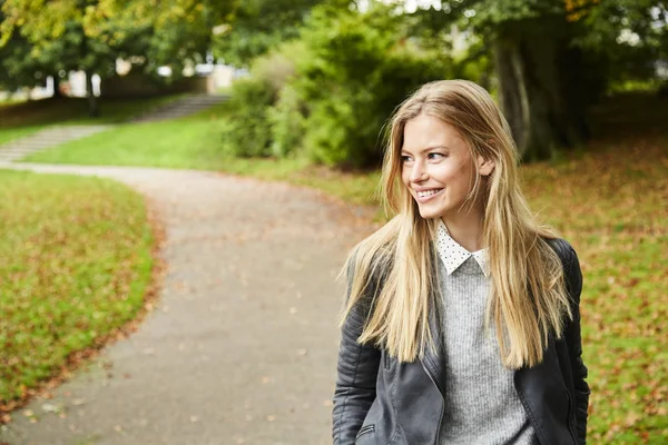 Lächelnde schöne Frau — Stockfoto