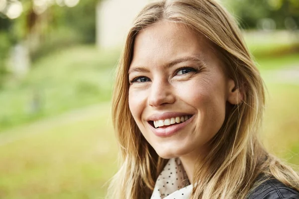 Sorridente ragazza bionda — Foto Stock