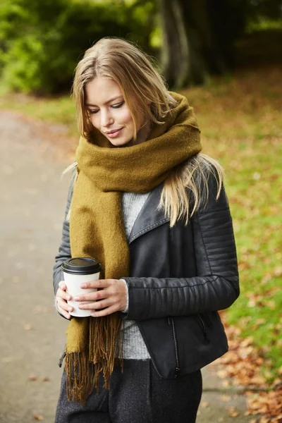 Femme avec café dans le parc — Photo