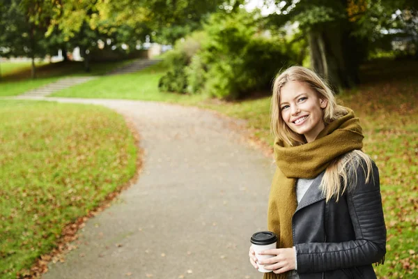 Γυναίκα με καφέ στο πάρκο — Φωτογραφία Αρχείου