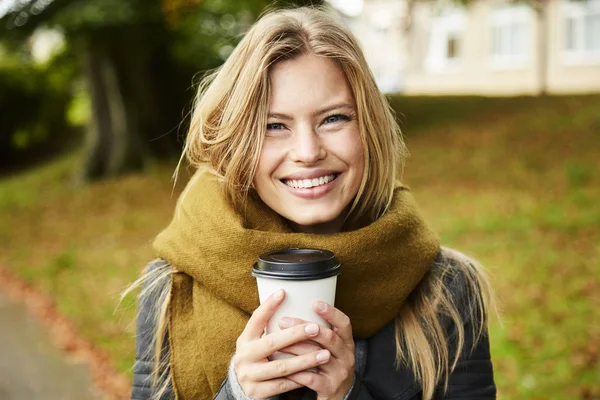Привлекательная женщина с кофе — стоковое фото