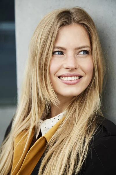 Vacker blond kvinna ler — Stockfoto