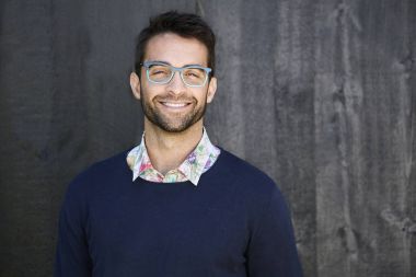 Süveter giyen yakışıklı adam.