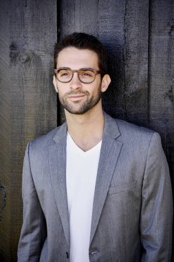 Gri takım elbise ceketi yakışıklı adamı 