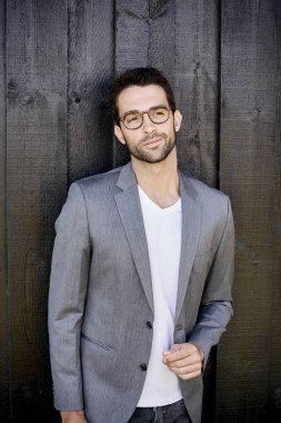 Gri takım elbise ceketi yakışıklı adamı 