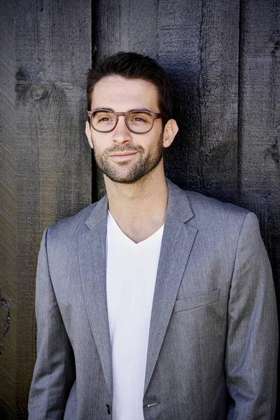 Gri takım elbise ceketi yakışıklı adamı 