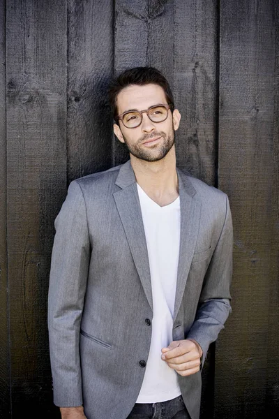 Gri takım elbise ceketi yakışıklı adamı 