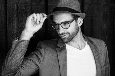 Adam gözlük ve devrilme şapka 