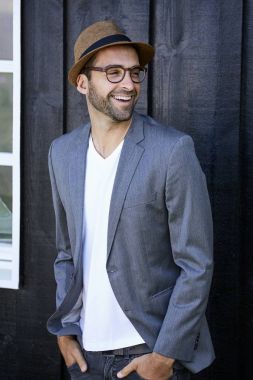 Gözlüklü ve şapkalı adam 