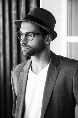 Gözlüklü ve şapkalı adam 