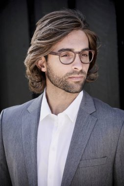 Gözlüklü yakışıklı adam