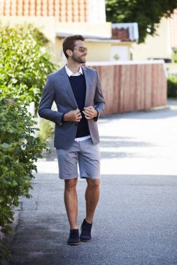 Akıllı adam giyen elbise