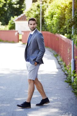 Gri takım elbise ceketi giyen yakışıklı dostum 