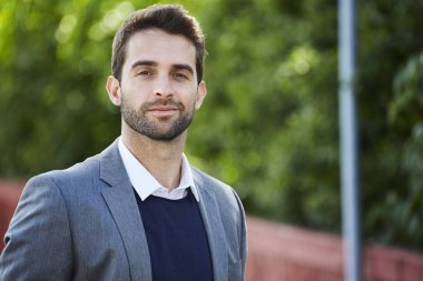 Yakışıklı anız adam gri