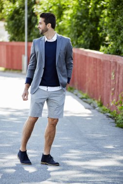 dostum gri takım elbise ceket ve şort