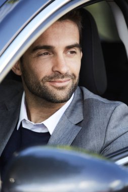 Arabada oturan yakışıklı adam 