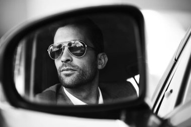 Arabayı süren adam. 