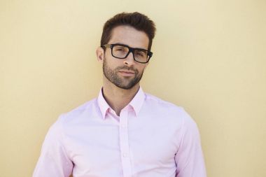 Gözlüklü iyi görünümlü adam