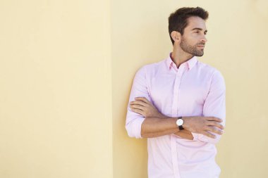 Gözlüklü yakışıklı adam